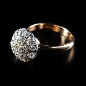 Ring with fluerescent diamonds